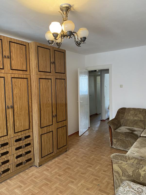 Продаётся 2-х комнатная квартира с раздельными ходами на втором этаже  пяти этажного дома. - Новотроицк