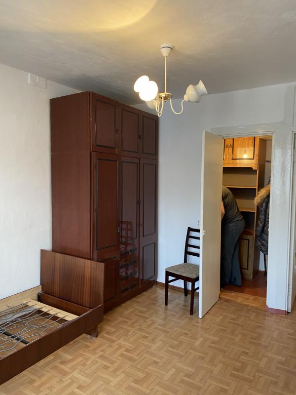 Продаётся 2-х комнатная квартира с раздельными ходами на втором этаже  пяти этажного дома. - Новотроицк