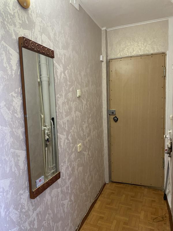 Продаётся 2-х комнатная квартира с раздельными ходами на втором этаже  пяти этажного дома. - Новотроицк