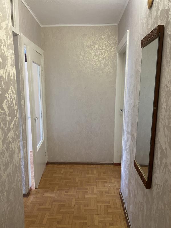 Продаётся 2-х комнатная квартира с раздельными ходами на втором этаже  пяти этажного дома. - Новотроицк