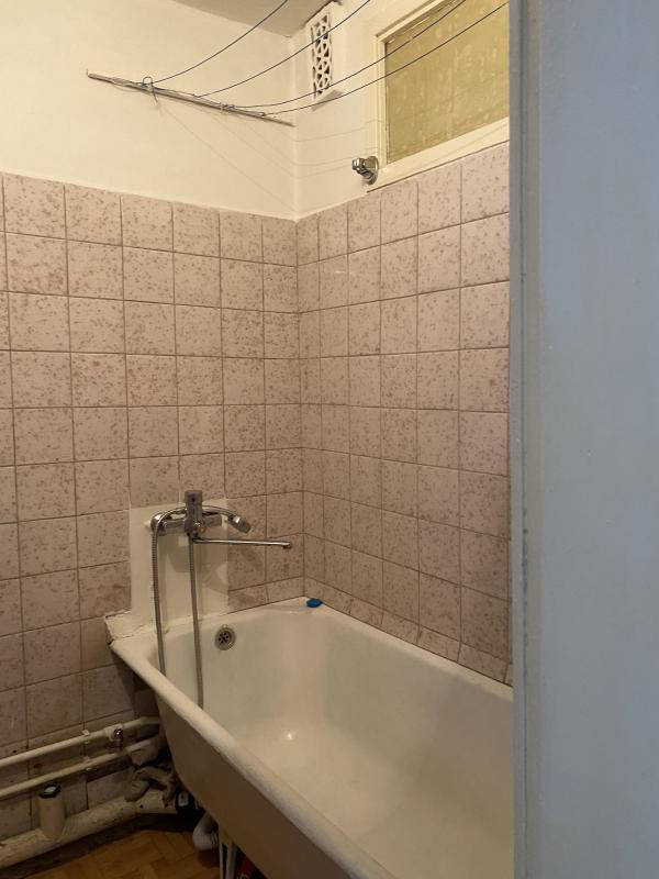 Продаётся 2-х комнатная квартира с раздельными ходами на втором этаже  пяти этажного дома. - Новотроицк