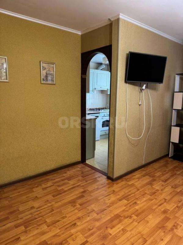 Сдам на длительный срок 2-х комнатную квартиру на втором этаже на пл. - Орск