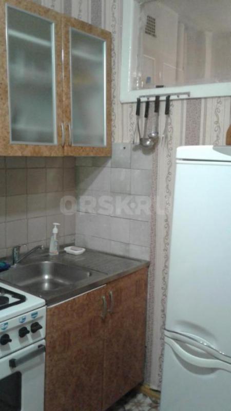 Сдам однокомнатную квартиру на втором этаже с застекленным балконом по пр. - Орск