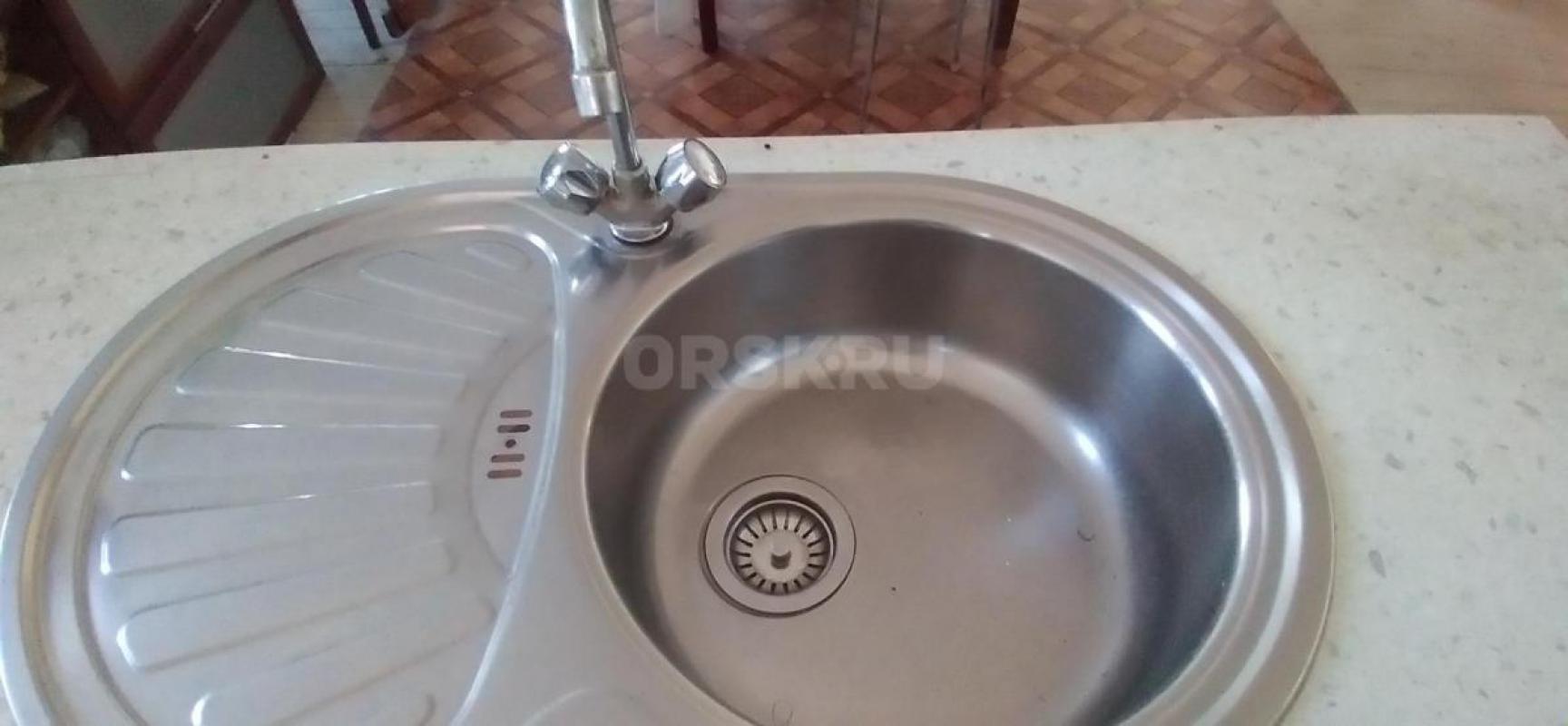Продам кухонную мойку нержавейка в хорошем состоянии с сифоном и смесителем - Орск