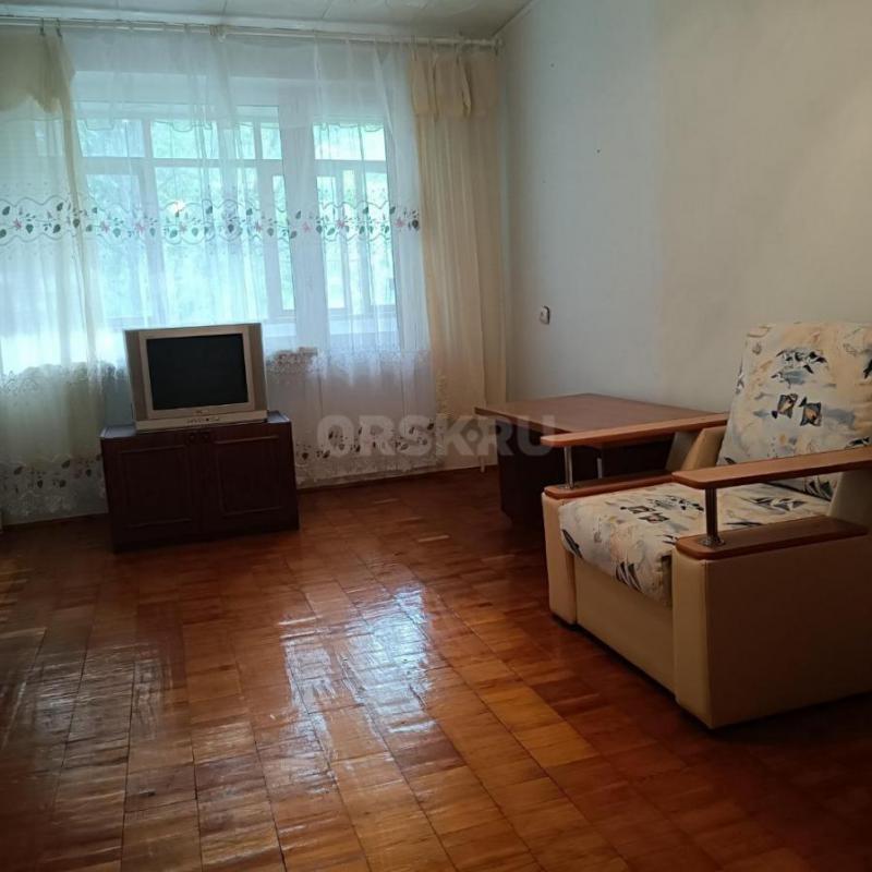 Продам 2 х комн квартиру  240 кв на 3 этаже 5 этажного дома, комнаты раздельные, тепловая, чистая, б - Орск