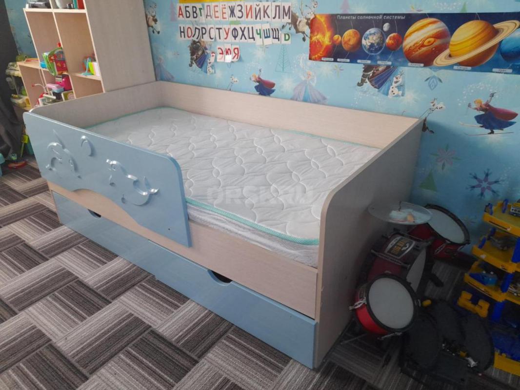 Продам детскую кровать с двумя выдвижными ящиками для хранения и матрасом. - Гай