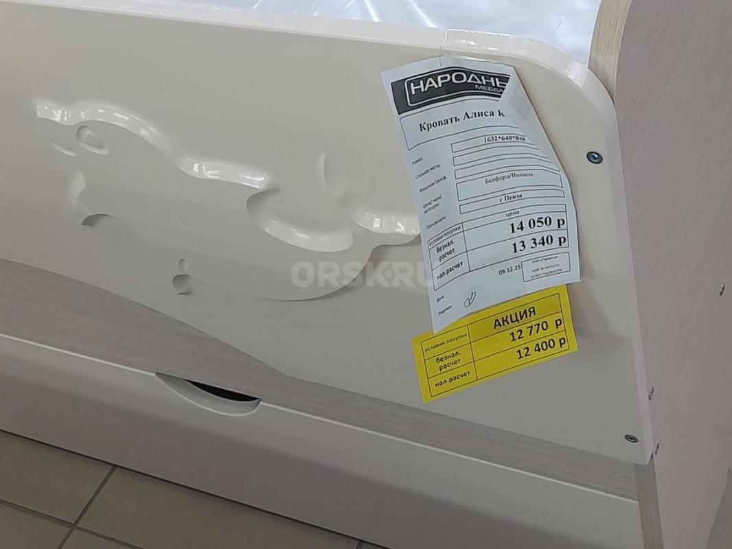 Продам детскую кровать с двумя выдвижными ящиками для хранения и матрасом. - Гай