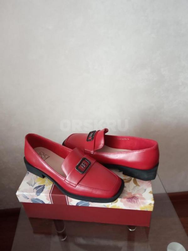 продам новые женские туфли из натуральной кожи 38 размера,цвет фактически сочно вишнево --красный - Орск