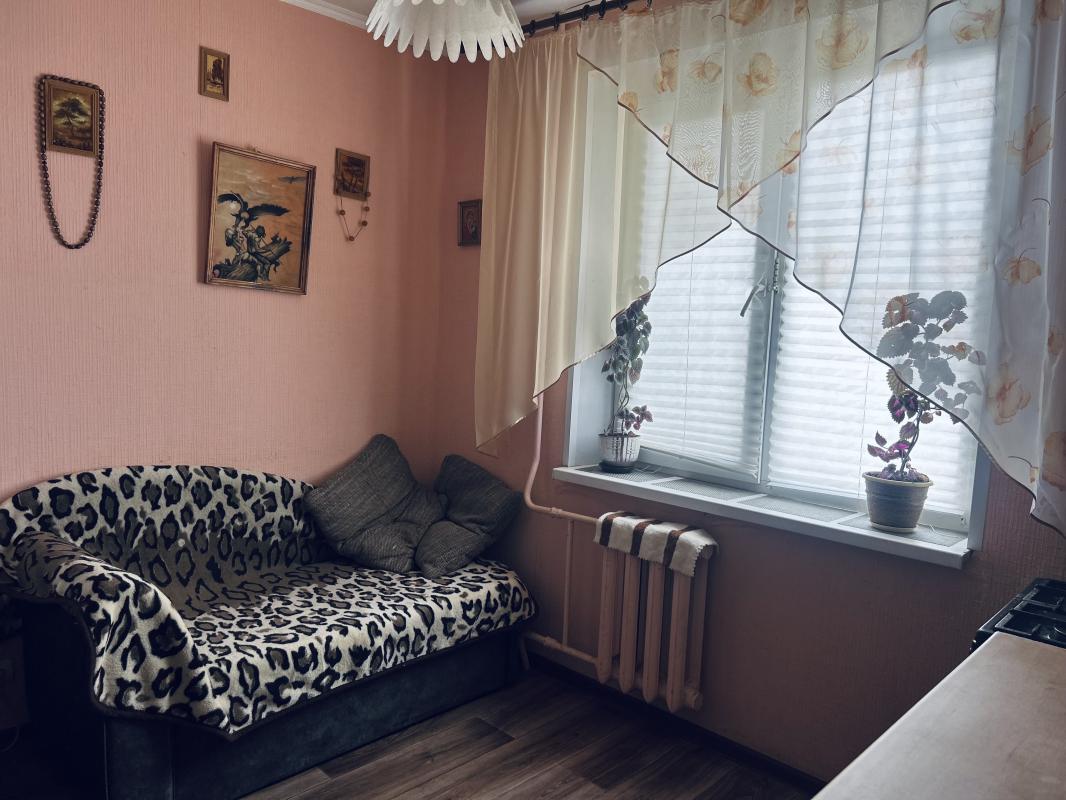 Продается уютная однокомнатная квартира с хорошим ремонтом на пятом этаже девятиэтажного панельного - Новотроицк