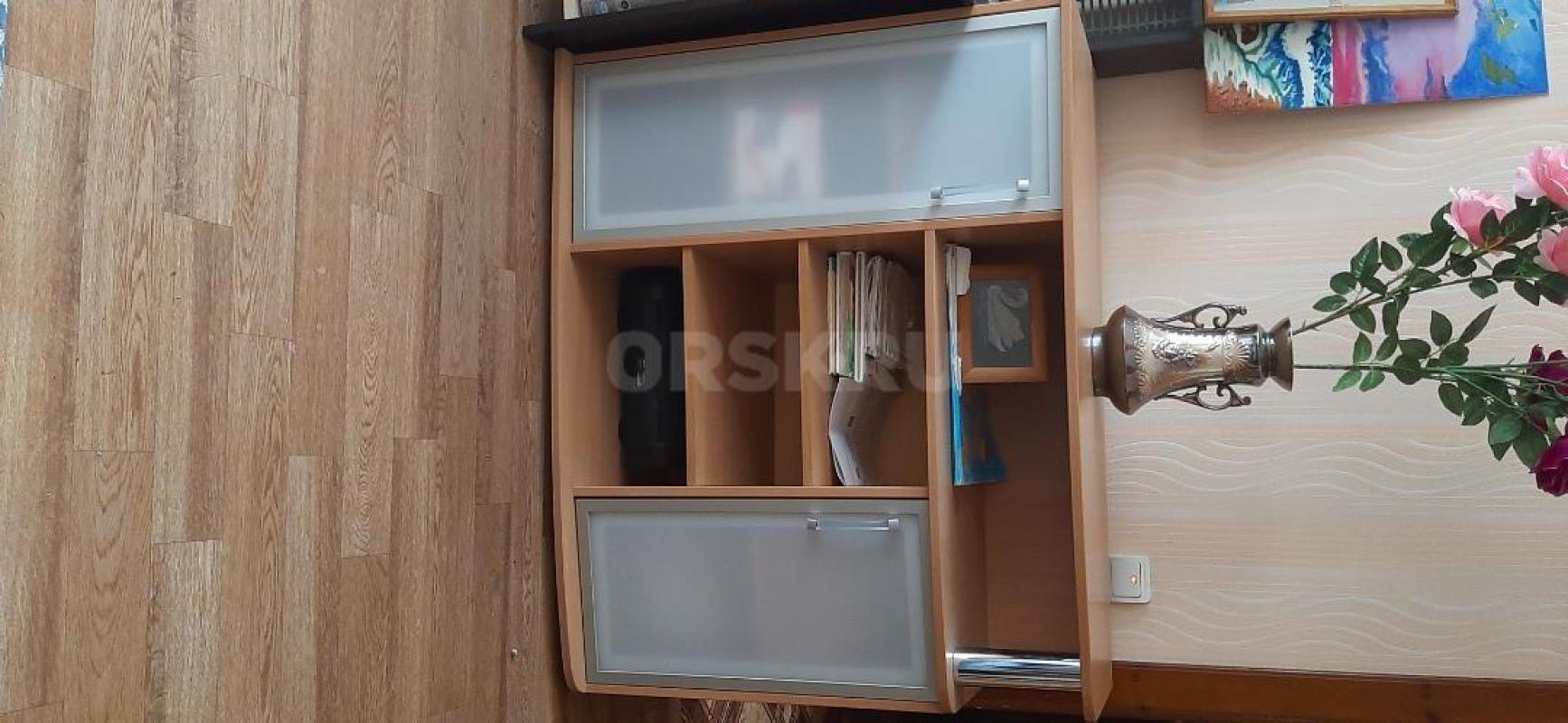 Продам спальный гарнитур 4 предмета (шкаф, кровать,прикроватные тумбочки) 35т.руб., горку под ТВ 250 - Орск