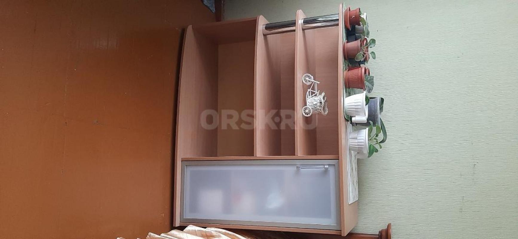 Продам спальный гарнитур 4 предмета (шкаф, кровать,прикроватные тумбочки) 35т.руб., горку под ТВ 250 - Орск