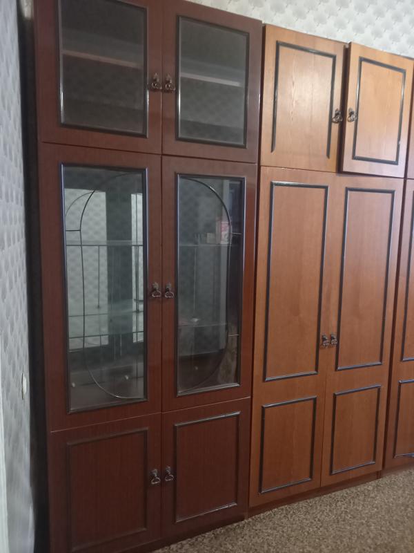 Отдам даром мебель б/у: шифоньер,  трельяж, журнальный столик, шкафы (плательные, кухонные, сервант) - Новотроицк