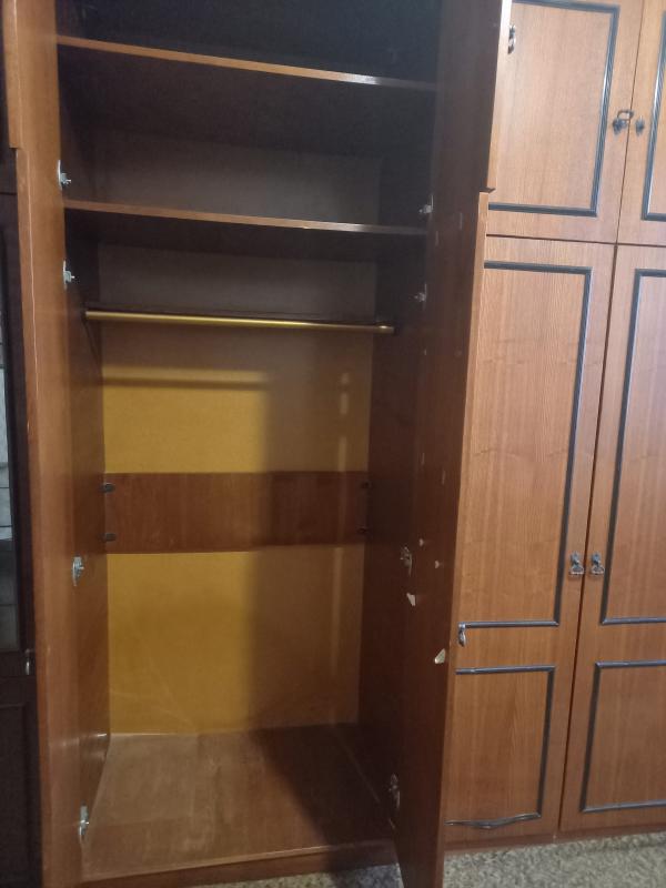 Отдам даром мебель б/у: шифоньер,  трельяж, журнальный столик, шкафы (плательные, кухонные, сервант) - Новотроицк