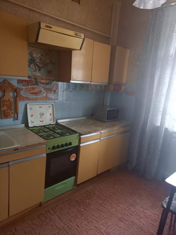 Отдам даром мебель б/у: шифоньер,  трельяж, журнальный столик, шкафы (плательные, кухонные, сервант) - Новотроицк