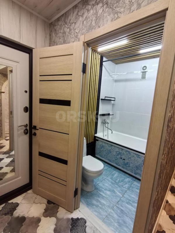 СРОЧНО В ЦЕНТРЕ ГОРОДА
Продается двухкомнатная квартира в пятиэтажном доме на пятом этаже. - Орск