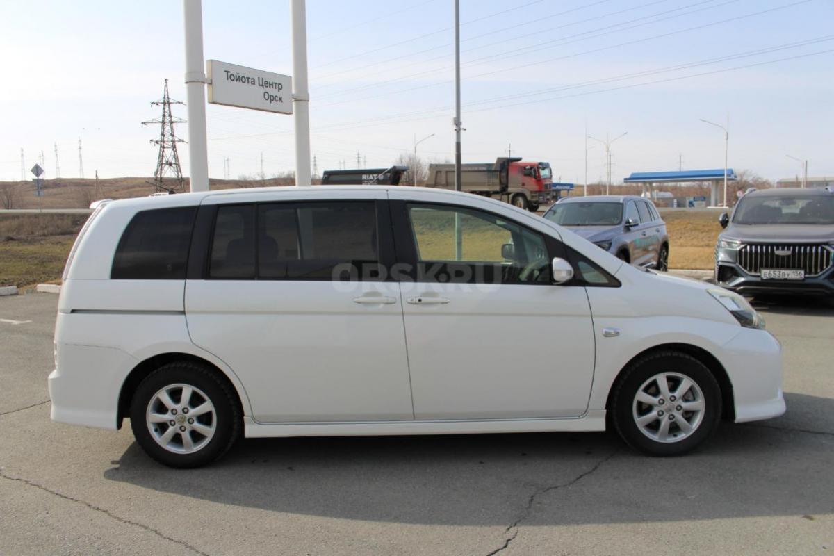 продаю надежный, экономичный, вместительный, семиместный, семейный автомобиль Тойота Исис 2012 года - Орск