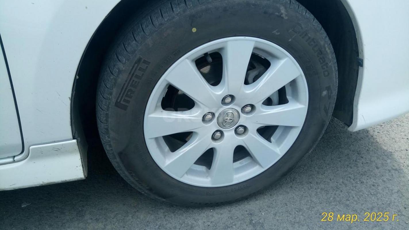 продаю надежный, экономичный, вместительный, семиместный, семейный автомобиль Тойота Исис 2012 года - Орск