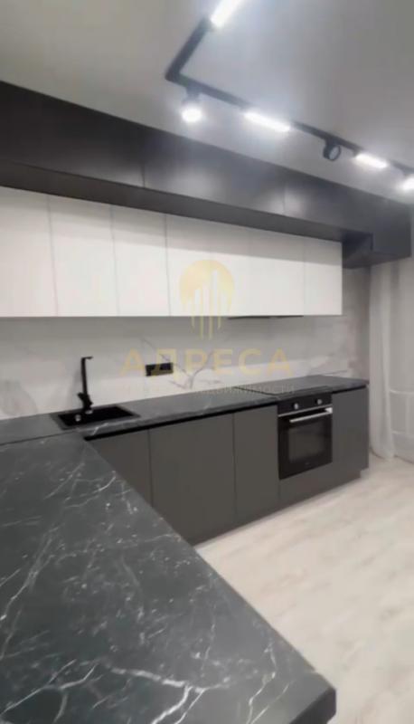 В продаже евро 3-ка, кухня-гостиная 21  кв м, 2 спальни,  раздельный с/у,  из мебели - кухня в 3 уро - Оренбург