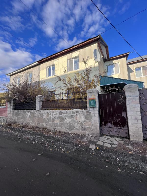 Продаётся 2-х этажный дом с земельным участком площадью 9 соток. - Кувандык