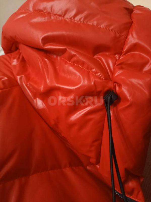Продам пуховик (женский) с капюшоном,,,красного цвета (очень красивый),,, размер 50-52,,, длина до к - Орск