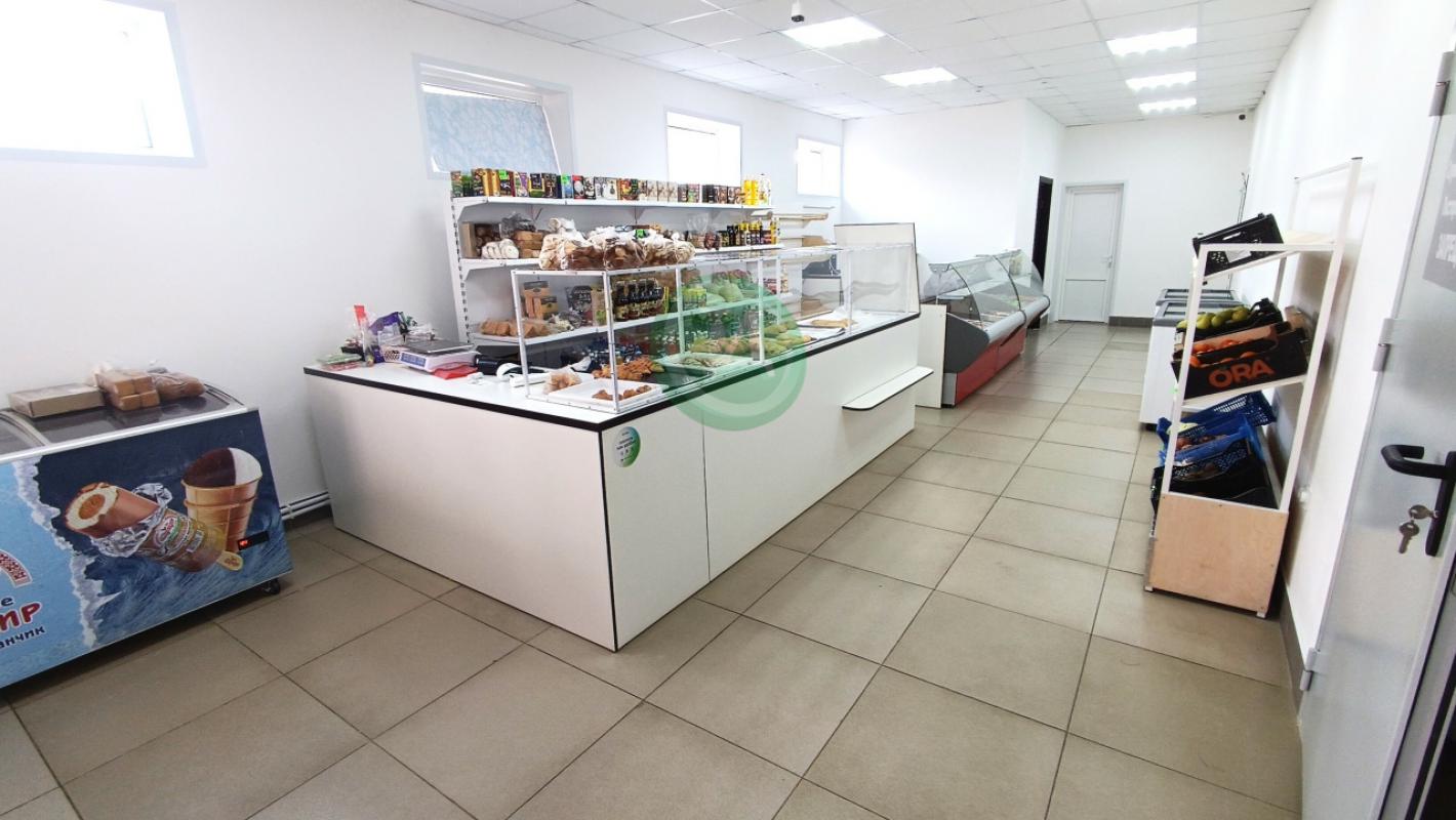 Сдам в аренду на длительный срок торговое помещение в Адамовке на улице Советская д.97. - Адамовка