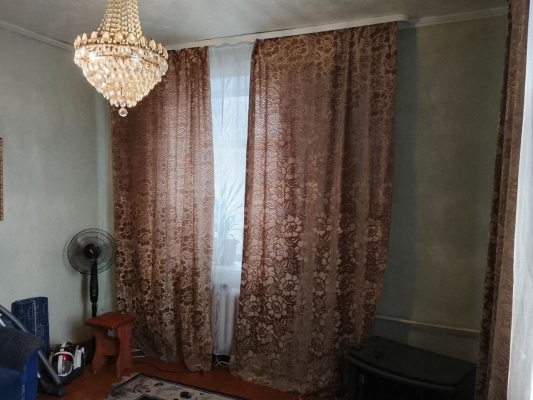 2 комнатная квартира
3/4 этаж
частично с ремонтом, состояние жилое
окна пластик, 
потолок 2.8 м
Расс - Новотроицк