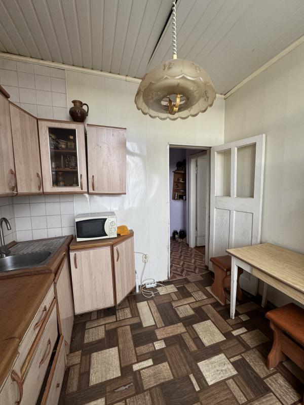 Продажа 
уютная 2-комнатная квартира, старого типа, в тихом, спальном районе,
 ул. - Новотроицк