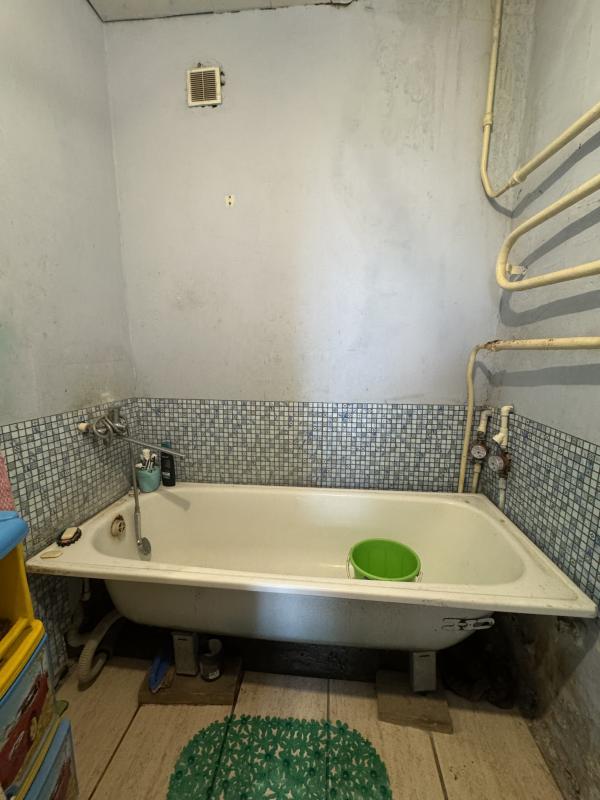 Продажа 
уютная 2-комнатная квартира, старого типа, в тихом, спальном районе,
 ул. - Новотроицк