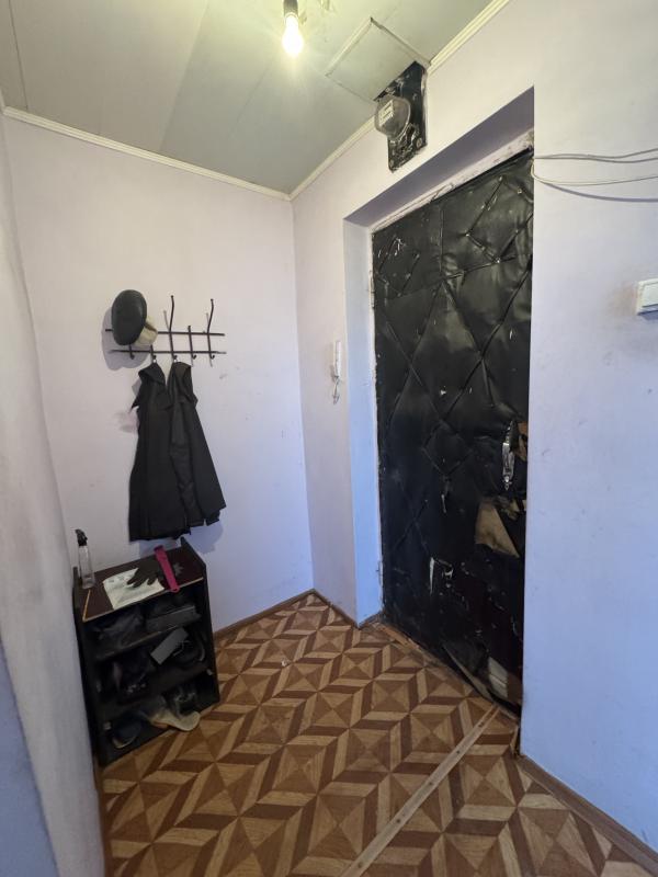 Продажа 
уютная 2-комнатная квартира, старого типа, в тихом, спальном районе,
 ул. - Новотроицк