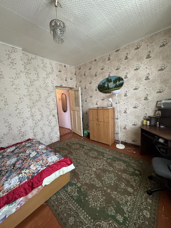 Продажа 
уютная 2-комнатная квартира, старого типа, в тихом, спальном районе,
 ул. - Новотроицк