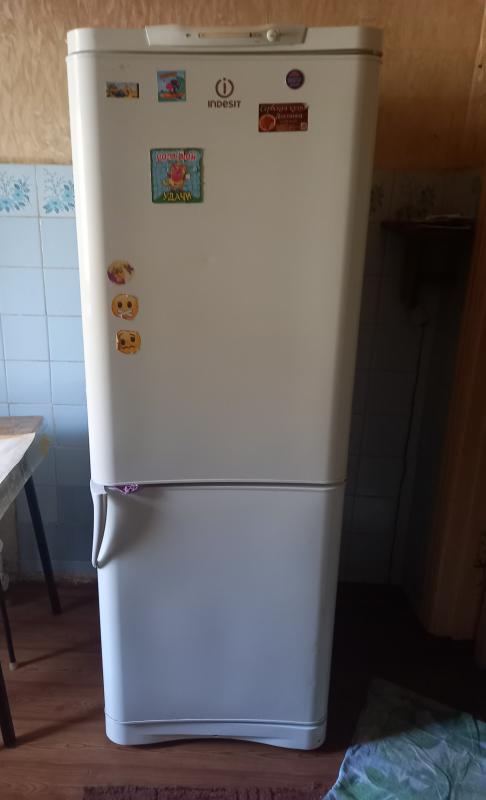 Продам за 5 тыс.руб. холодильник Indesit б/у в рабочем состоянии. - Новотроицк