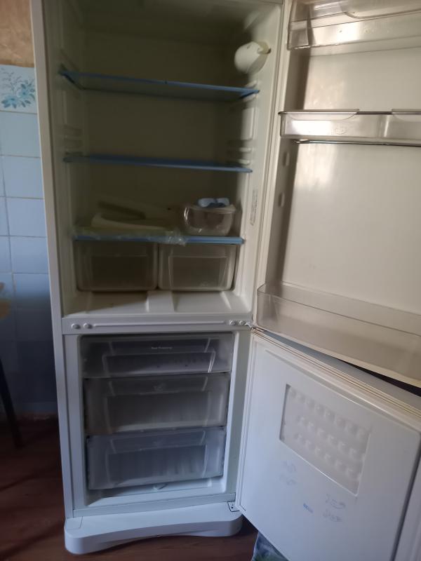 Продам за 5 тыс.руб. холодильник Indesit б/у в рабочем состоянии. - Новотроицк