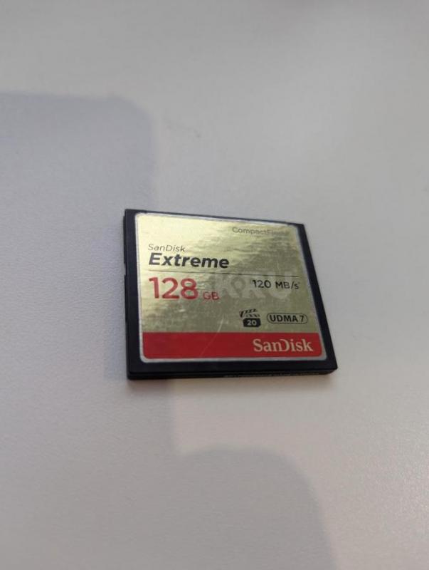 Продам  комплектом 5d Mark II,тушка с коробкой,карты памяти 8 и 128 Гб,пульт,2 батареи с зарядным ус - Орск