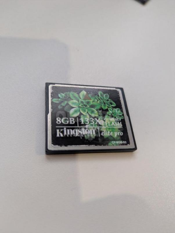 Продам  комплектом 5d Mark II,тушка с коробкой,карты памяти 8 и 128 Гб,пульт,2 батареи с зарядным ус - Орск