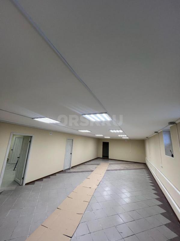 6 МИКРОРАЙОН Сдаются помещения разных площадей (8,36,70 кв/м) на цокольном этаже отдельно стоящего з - Орск