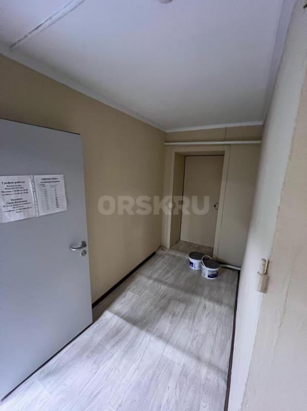 6 МИКРОРАЙОН Сдаются помещения разных площадей (8,36,70 кв/м) на цокольном этаже отдельно стоящего з - Орск