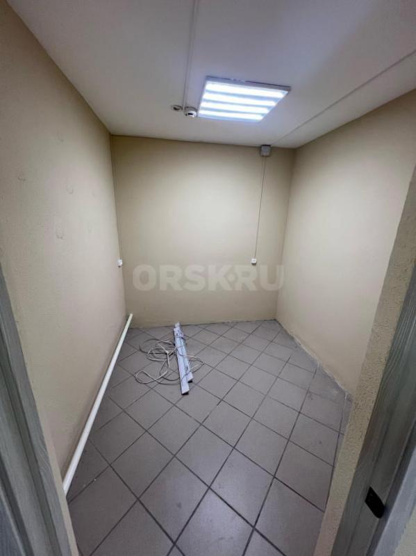 6 МИКРОРАЙОН Сдаются помещения разных площадей (8,36,70 кв/м) на цокольном этаже отдельно стоящего з - Орск