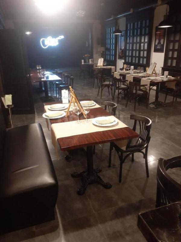 Сдается помещение в центре города (Комсомольская площадь ) с оборудованием под БАР. - Орск