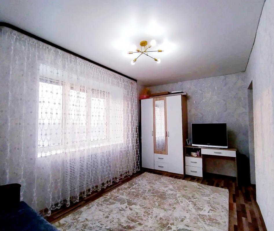 ПРОДАËТСЯ 3-Х КОМНАТНАЯ КВАРТИРА, С НЕОБЫЧНОЙ ПЛАНИРОВКОЙ, НА 5 ЭТАЖЕ, 5-ТИ ЭТАЖНОГО КИРПИЧНОГО ДОМА - Новотроицк