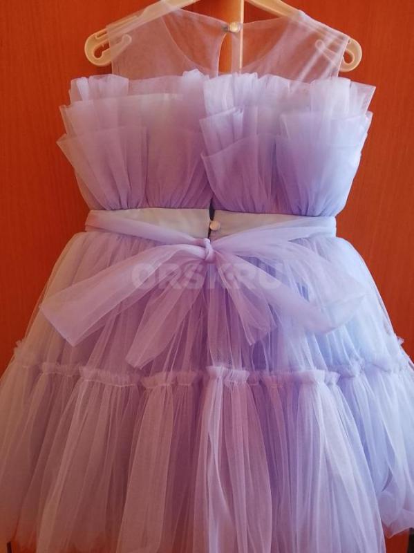 Продаются платья на девочку: сиреневое пышное платье (размер 110см) - 1200 рублей, платье со звездам - Орск