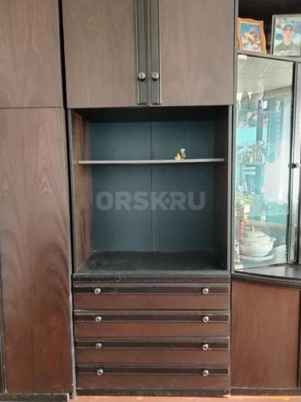 Продаётся стильный шкаф с комодом из дерева в коричневом цвете. - Орск