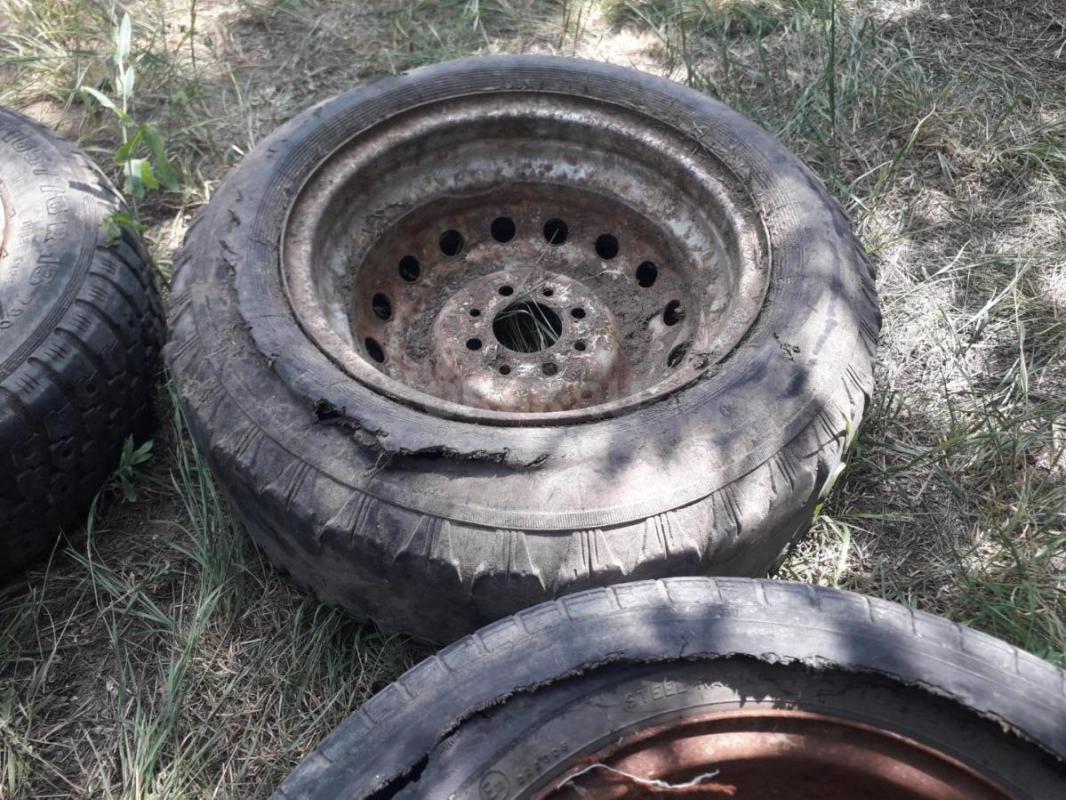 Диски диаметр примерно 32,3мм, вероятно R13 бу , стоят покрышки бу на выброс. - Орск