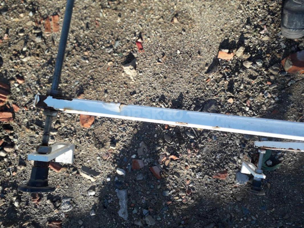 Ножки от акриловой ванны, 80*80, 80*120см- нет среднего болта, сломано одно крепление к ванне, ржа. - Орск