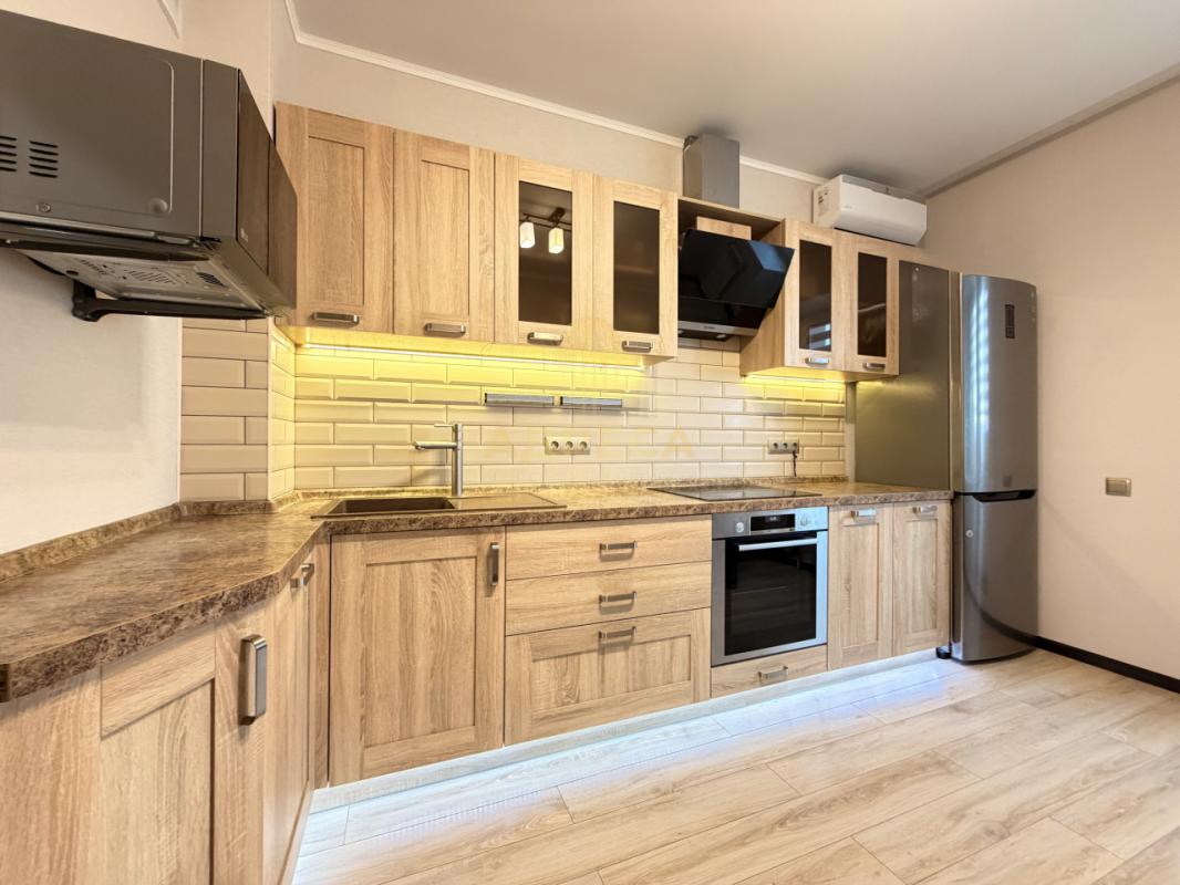 Продается квартира, полностью с ремонтом, расположенная на 14-м этаже 17 этажного дома. - Оренбург