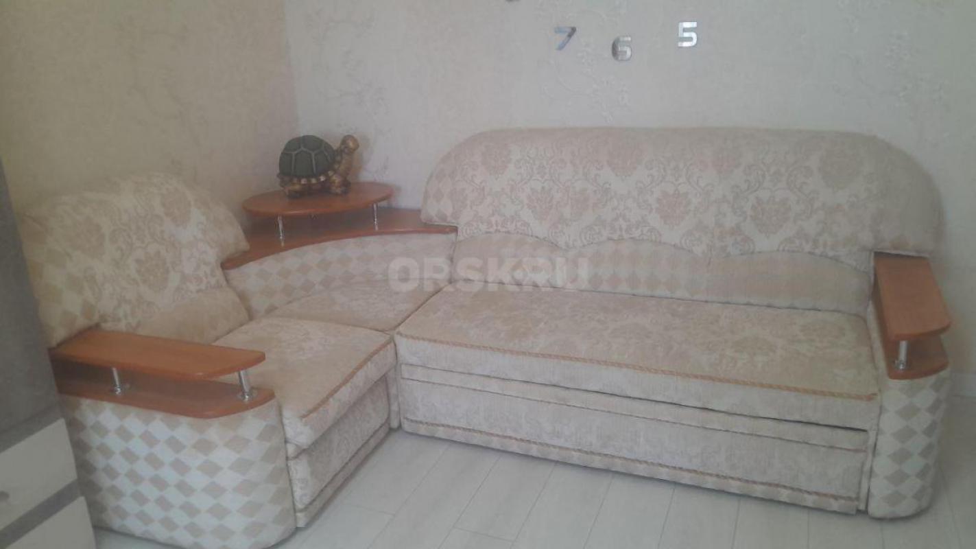 Продам диван угловой( трансформер) на любую сторону и кресло с нишей для белья. - Орск