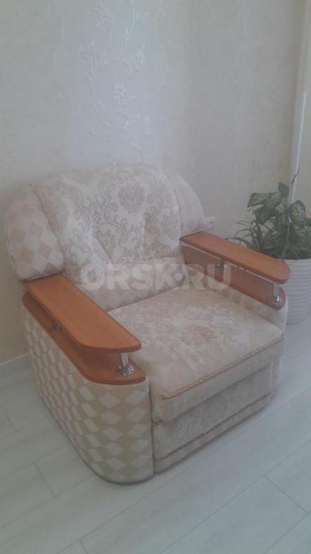 Продам диван угловой( трансформер) на любую сторону и кресло с нишей для белья. - Орск