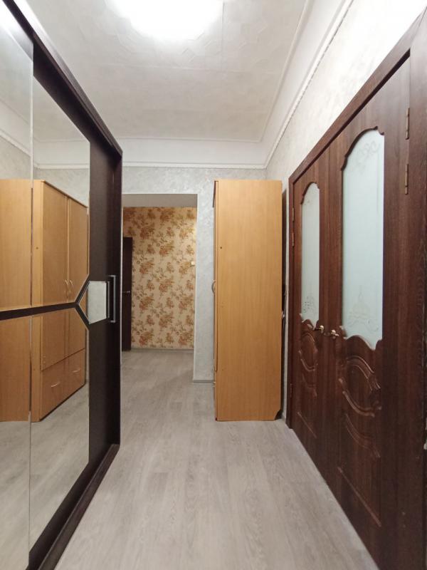 В продаже большая 2-комнатная квартира старого типа по адресу:  г. - Новотроицк