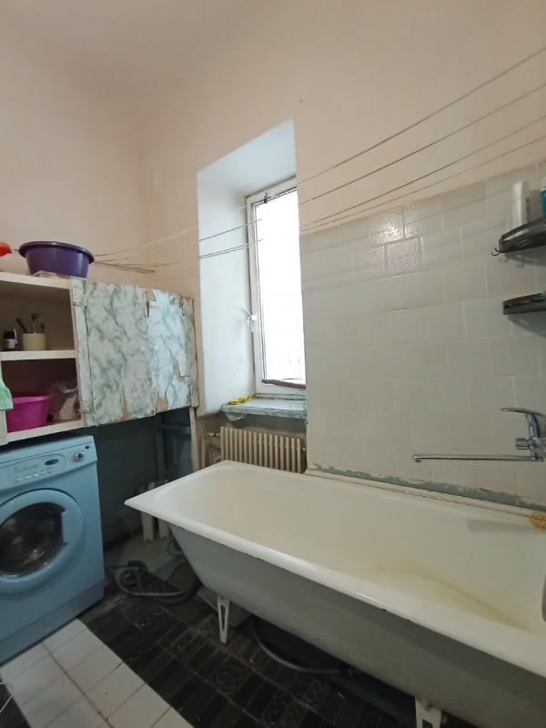 В продаже большая 2-комнатная квартира старого типа по адресу:  г. - Новотроицк