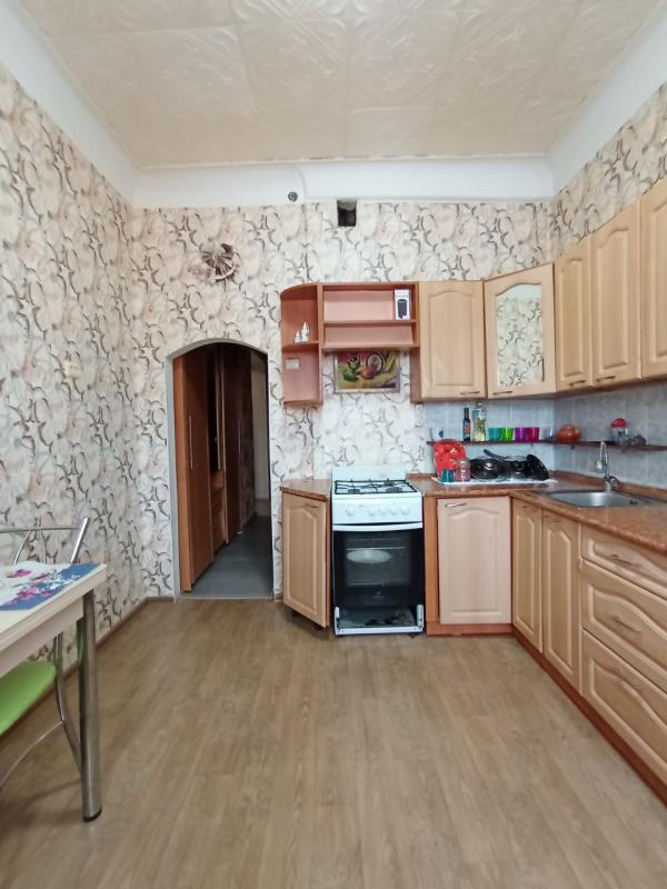 В продаже большая 2-комнатная квартира старого типа по адресу:  г. - Новотроицк