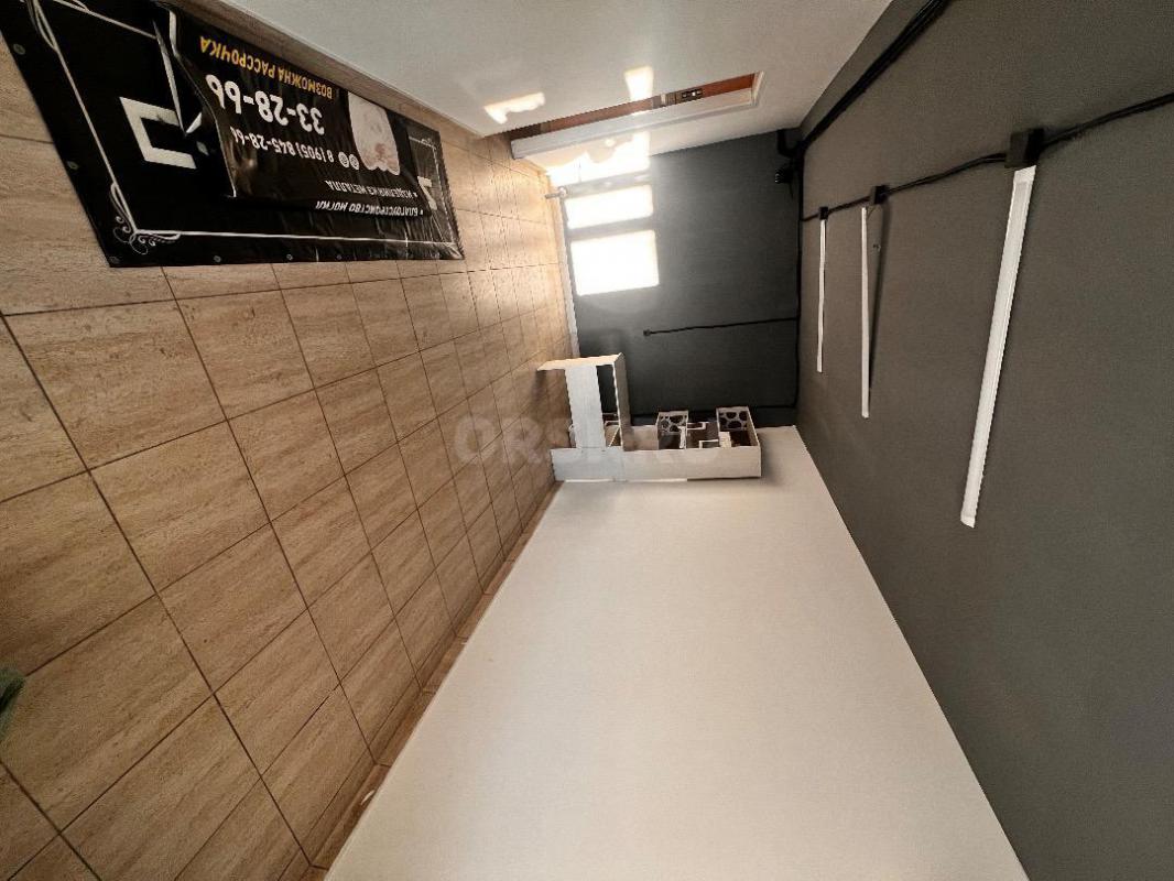 Сдам в аренду помещение на 1-вом этаже в 9ти этажном доме, отдельный вход, светлое, большая проходим - Орск